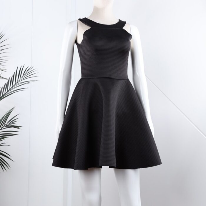 ⁦فستان قصير مخطط بالعرض لون أسود⁩ - الصورة ⁦7⁩