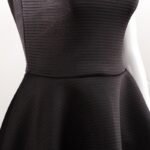 ⁦فستان قصير مخطط بالعرض لون أسود⁩ - الصورة ⁦11⁩