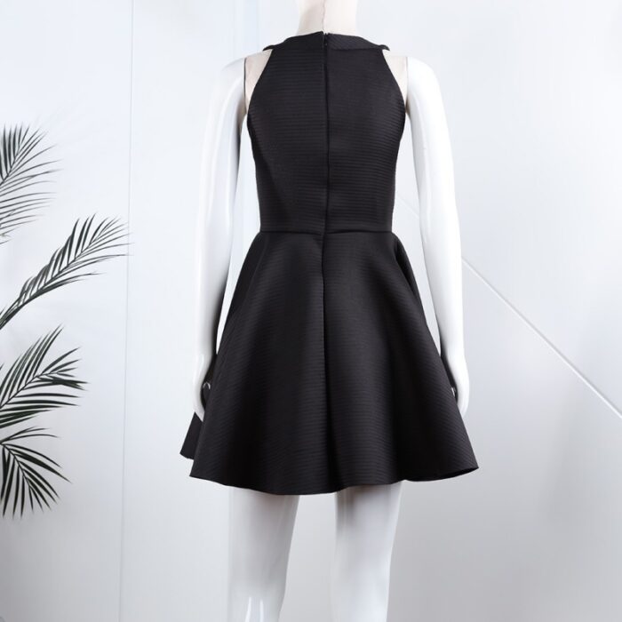 ⁦فستان قصير مخطط بالعرض لون أسود⁩ - الصورة ⁦18⁩