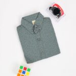 قميص قبة منقط للأطفال لون زيتي