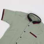 ⁦قميص نصف كم ربس للأطفال لون زيتي⁩ - الصورة ⁦2⁩