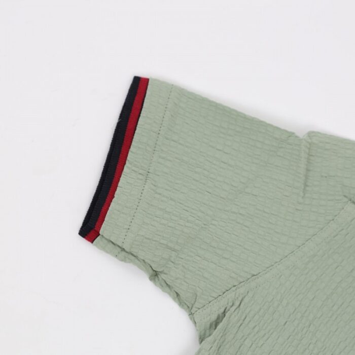 ⁦قميص نصف كم ربس للأطفال لون زيتي⁩ - الصورة ⁦3⁩