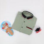 ⁦قميص نصف كم ربس للأطفال لون زيتي⁩ - الصورة ⁦7⁩