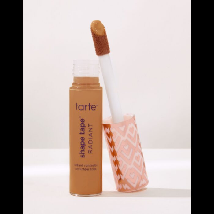 ⁦كونسيلر خافي عيوب شيب تيب من تارت حجم 10مل- Shape Tape Radiant medium coverage Concealer (37G) By TARTE 10 ML⁩ - الصورة ⁦1⁩