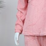 ⁦بجامة فرو بأكمام طويلة مخطط طولي للنساء لون زهري⁩ - الصورة ⁦4⁩