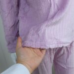 ⁦بجامة فرو بأكمام طويلة مخطط طولي للنساء لون بنفسجي⁩ - الصورة ⁦7⁩