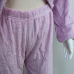 ⁦بجامة فرو بأكمام طويلة مخطط طولي للنساء لون بنفسجي⁩ - الصورة ⁦8⁩