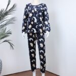 ⁦بجامة فرو بأكمام طويلة بتصميم رسوم قمر ودب للنساء لون كحلي⁩ - الصورة ⁦2⁩