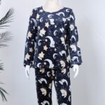 ⁦بجامة فرو بأكمام طويلة بتصميم رسوم قمر ودب للنساء لون كحلي⁩ - الصورة ⁦3⁩