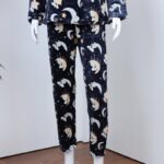 ⁦بجامة فرو بأكمام طويلة بتصميم رسوم قمر ودب للنساء لون كحلي⁩ - الصورة ⁦4⁩