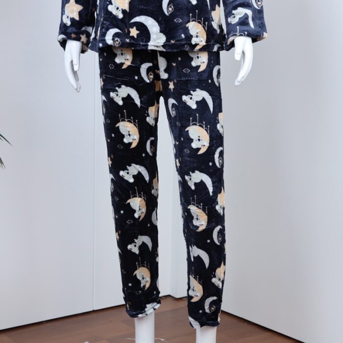 ⁦بجامة فرو بأكمام طويلة بتصميم رسوم قمر ودب للنساء لون كحلي⁩ - الصورة ⁦4⁩