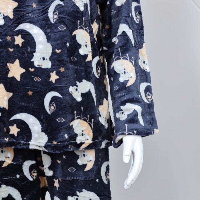 ⁦بجامة فرو بأكمام طويلة بتصميم رسوم قمر ودب للنساء لون كحلي⁩ - الصورة ⁦5⁩