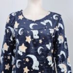 ⁦بجامة فرو بأكمام طويلة بتصميم رسوم قمر ودب للنساء لون كحلي⁩ - الصورة ⁦6⁩