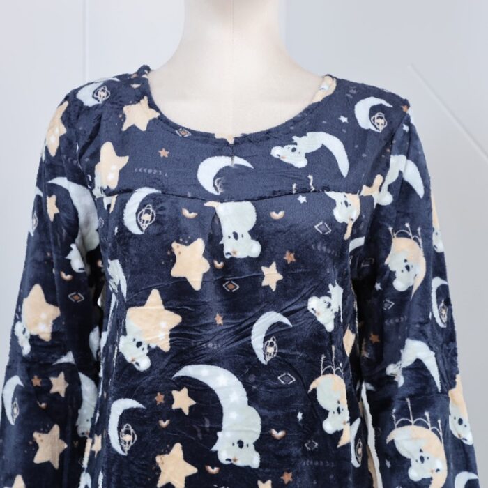 ⁦بجامة فرو بأكمام طويلة بتصميم رسوم قمر ودب للنساء لون كحلي⁩ - الصورة ⁦6⁩