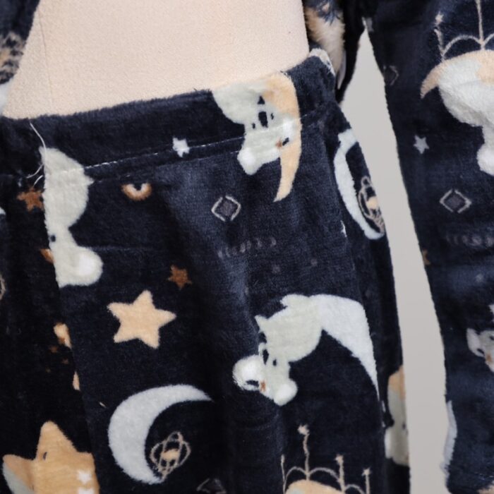 ⁦بجامة فرو بأكمام طويلة بتصميم رسوم قمر ودب للنساء لون كحلي⁩ - الصورة ⁦7⁩