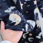 ⁦بجامة فرو بأكمام طويلة بتصميم رسوم قمر ودب للنساء لون كحلي⁩ - الصورة ⁦8⁩