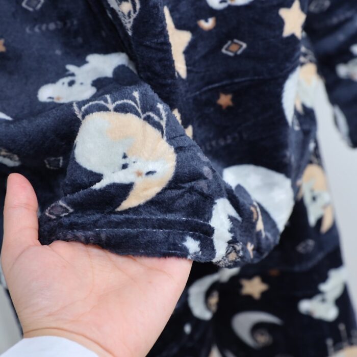 ⁦بجامة فرو بأكمام طويلة بتصميم رسوم قمر ودب للنساء لون كحلي⁩ - الصورة ⁦8⁩