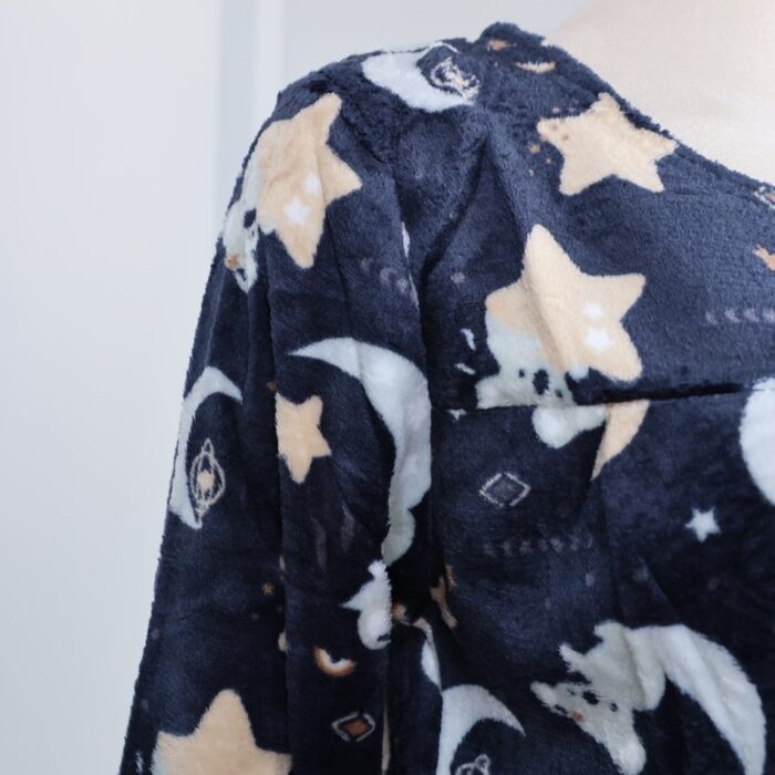 ⁦بجامة فرو بأكمام طويلة بتصميم رسوم قمر ودب للنساء لون كحلي⁩ - الصورة ⁦9⁩