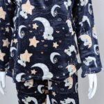 ⁦بجامة فرو بأكمام طويلة بتصميم رسوم قمر ودب للنساء لون كحلي⁩ - الصورة ⁦10⁩