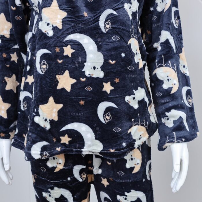 ⁦بجامة فرو بأكمام طويلة بتصميم رسوم قمر ودب للنساء لون كحلي⁩ - الصورة ⁦10⁩