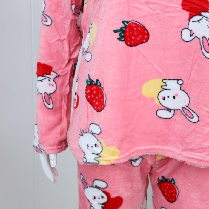 1033752831_67dc6f208284d بجامة فرو بأكمام طويلة بتصميم رسوم ارنوب للنساء لون زهري - الصورة 1