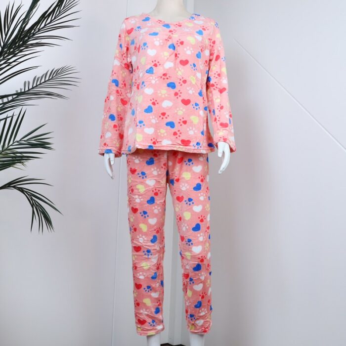 1033752838_67dc6f3636a23 بجامة فرو بأكمام طويلة بتصميم رسوم دعسة دب وقلب للنساء لون زهري - الصورة 1