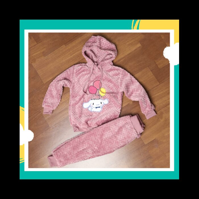 1033752848_67dc6f4ef322f بجامة بناتي فرو بأكمام طويلة وطاقية للأطفال لون بنفسجي - الصورة 1