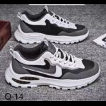 حذاء رياضي للرجال لون أسود ورمادي ونعل أبيض