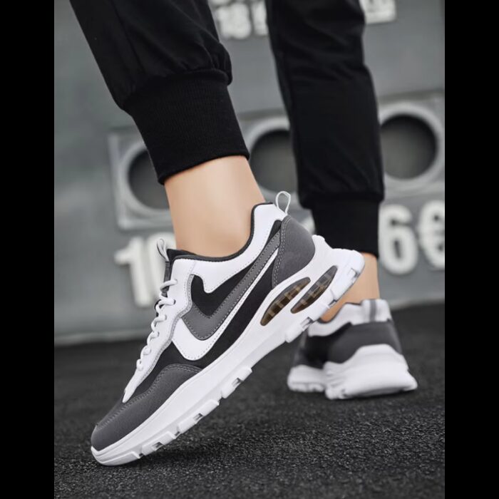 ⁦حذاء رياضي للرجال لون أسود ورمادي ونعل أبيض⁩ - الصورة ⁦2⁩