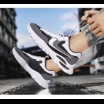 ⁦حذاء رياضي للرجال لون أسود ورمادي ونعل أبيض⁩ - الصورة ⁦3⁩