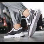 ⁦حذاء رياضي للرجال لون أسود ورمادي ونعل أبيض⁩ - الصورة ⁦4⁩