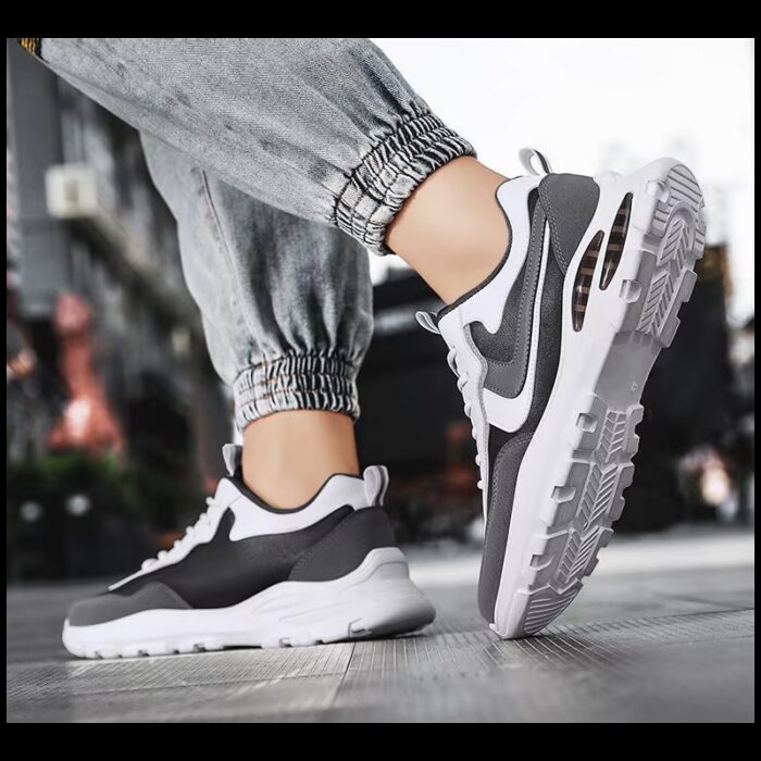 ⁦حذاء رياضي للرجال لون أسود ورمادي ونعل أبيض⁩ - الصورة ⁦4⁩