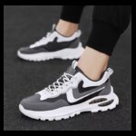 ⁦حذاء رياضي للرجال لون أسود ورمادي ونعل أبيض⁩ - الصورة ⁦5⁩