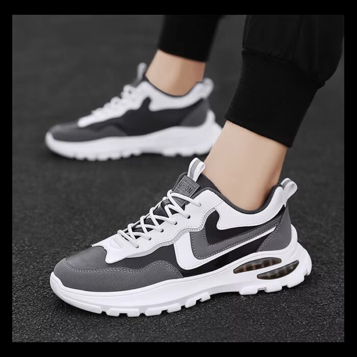 ⁦حذاء رياضي للرجال لون أسود ورمادي ونعل أبيض⁩ - الصورة ⁦5⁩