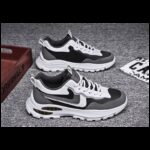 ⁦حذاء رياضي للرجال لون أسود ورمادي ونعل أبيض⁩ - الصورة ⁦6⁩