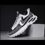 ⁦حذاء رياضي للرجال لون أسود ورمادي ونعل أبيض⁩ - الصورة ⁦7⁩