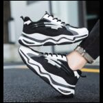 ⁦حذاء رياضي للرجال لون أسود ونعل أبيض⁩ - الصورة ⁦2⁩