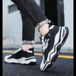 ⁦حذاء رياضي للرجال لون أسود ونعل أبيض⁩ - الصورة ⁦4⁩