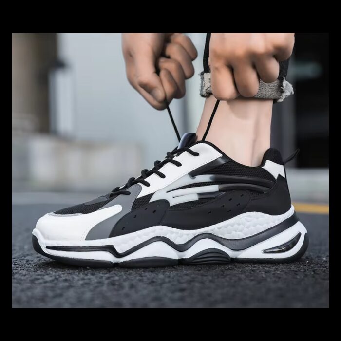 ⁦حذاء رياضي للرجال لون أسود ونعل أبيض⁩ - الصورة ⁦5⁩