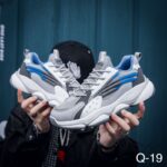 حذاء رياضي للرجال لون رمادي وأزرق ونعل أبيض