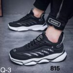 حذاء رياضي للرجال لون أسود ونعل أبيض