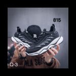 ⁦حذاء رياضي للرجال لون أسود ونعل أبيض⁩ - الصورة ⁦2⁩