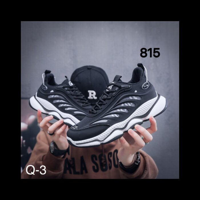 ⁦حذاء رياضي للرجال لون أسود ونعل أبيض⁩ - الصورة ⁦2⁩