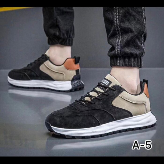 ⁦حذاء رياضي للرجال لون أسود وبيج ونعل أبيض⁩ - الصورة ⁦1⁩