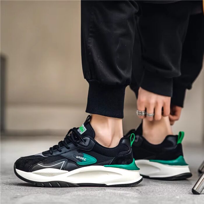 ⁦حذاء رياضي للرجال لون أسود وأخضر ونعل أبيض⁩ - الصورة ⁦3⁩