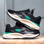 ⁦حذاء رياضي للرجال لون أسود وأخضر ونعل أبيض⁩ - الصورة ⁦5⁩