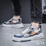 حذاء رياضي للرجال لون أبيض ورمادي