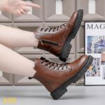 حذاء بسطار للنساء لون بني