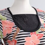 ⁦بجامة بأكمام طويلة بتصميم نقشة مغربية ورد مخطط عرضي لون برتقالي وأسود⁩ - الصورة ⁦2⁩