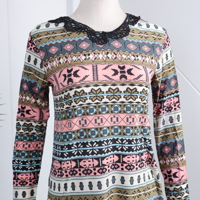 ⁦بجامة بأكمام طويلة بتصميم نقشة مغربية للنساء لون زهري فاتح وأسود⁩ - الصورة ⁦4⁩